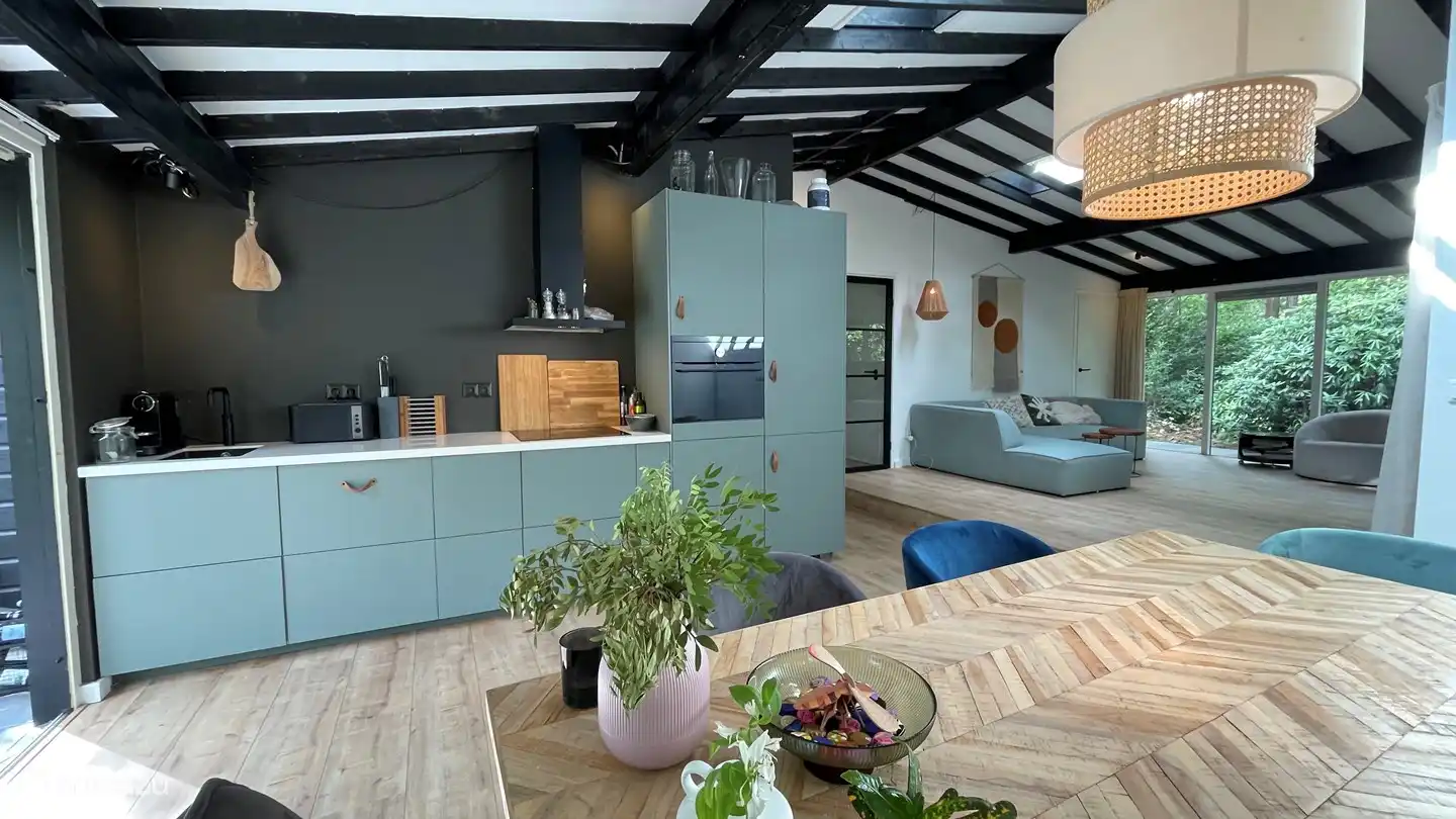 Die offene Küche verstärkt die Atmosphäre und Gemütlichkeit.