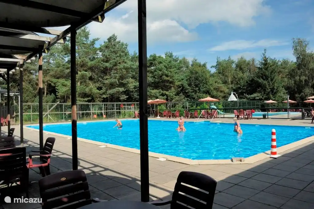 1x Tiefbecken, 1x Kinderbecken mit Rutsche und 1x Planschbecken. Sicherheitszaun zwischen dem tiefen Pool und den anderen Pools.