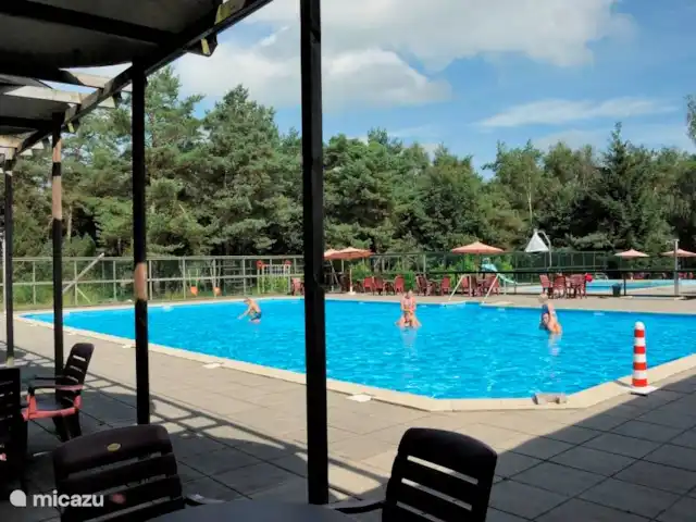 Giethmenseveld la plus belle maison | Pays-Bas, Overijssel, Giethmen - bungalow 1x bassin profond, 1x bassin pour enfants avec toboggan et 1x pataugeoire. Clôture de sécurité entre le bassin profond et les autres bassins.
