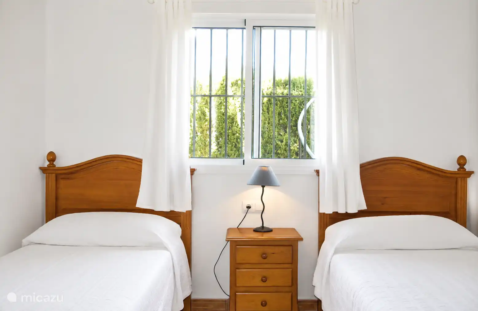 Bedroom with two single beds