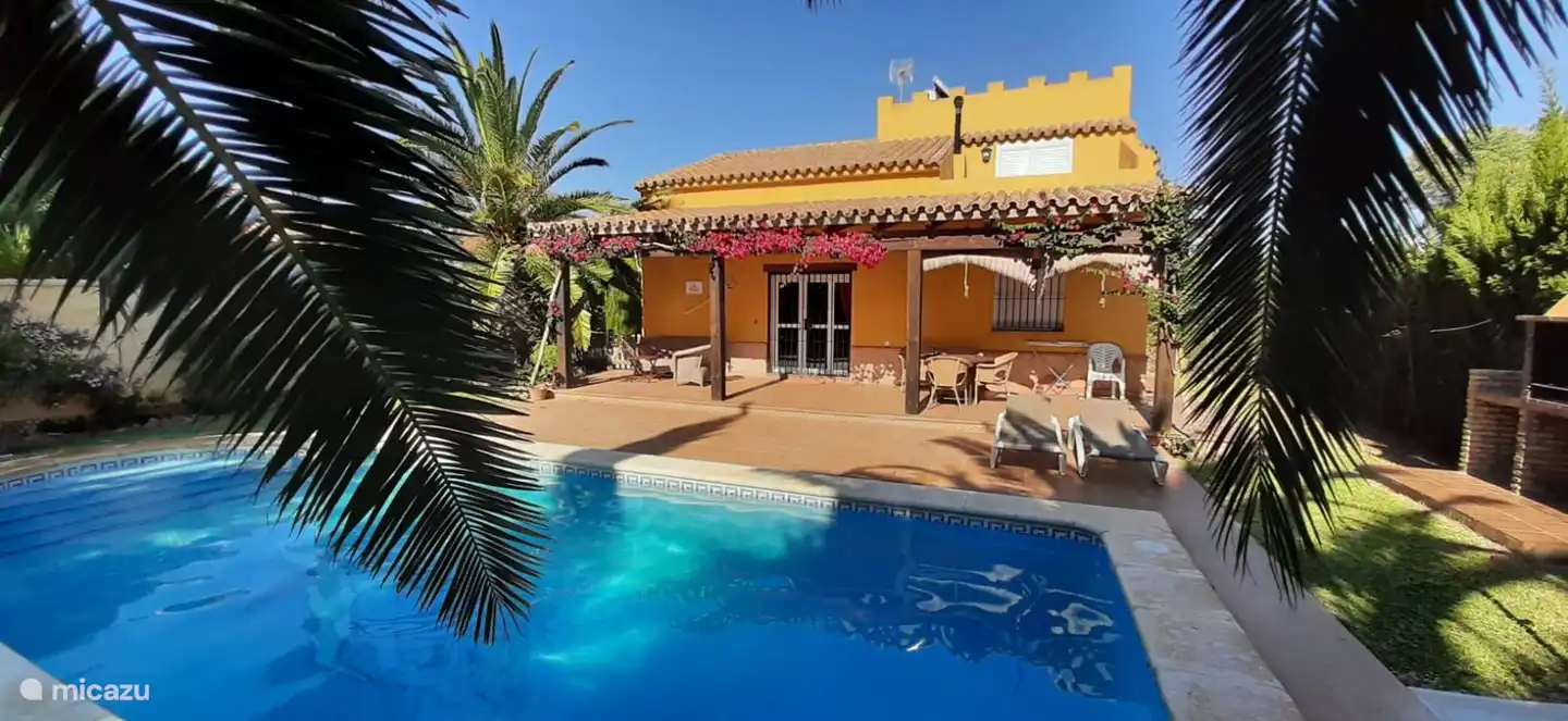 Ferienhaus mit zwei Etagen, drei Schlafzimmern und zwei Bädern