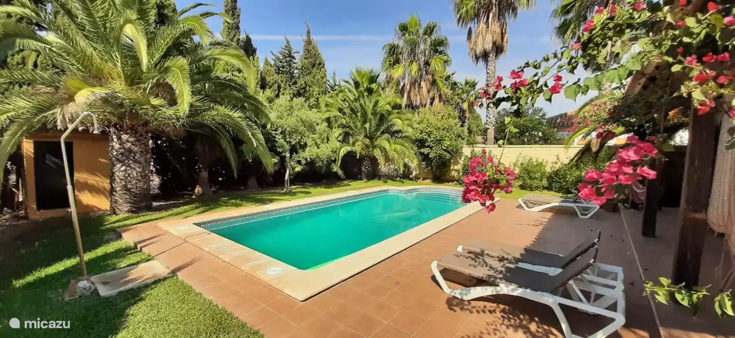 Eigener privater Pool und Außendusche