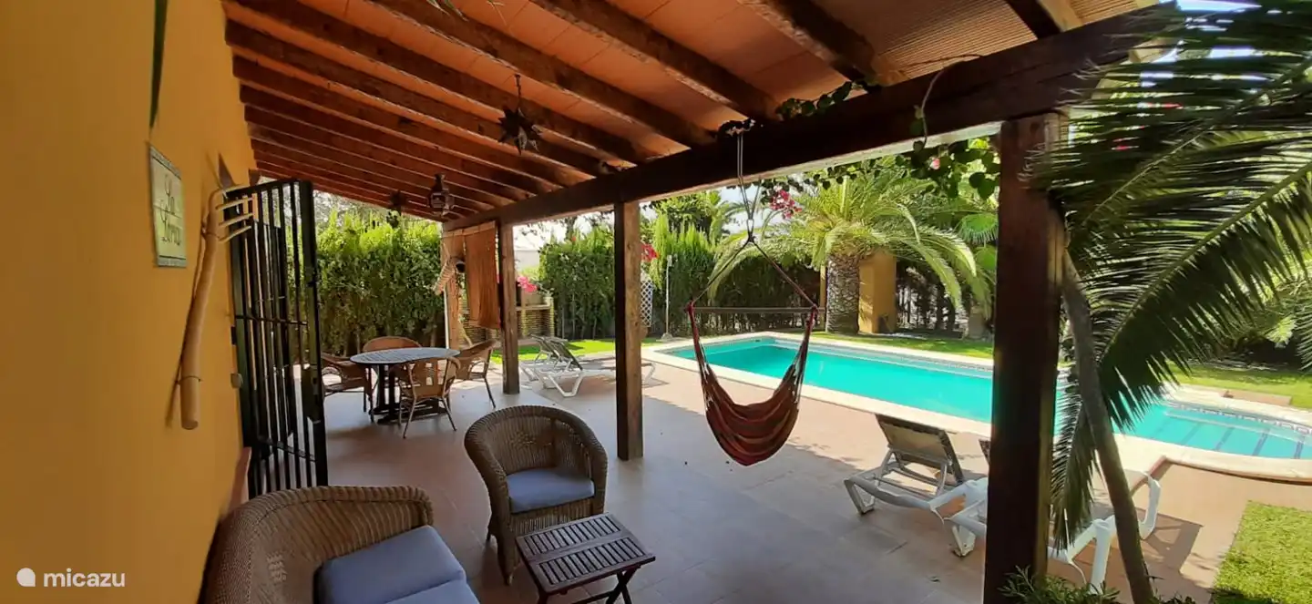 Große Außenterrasse mit Veranda und Außengrill