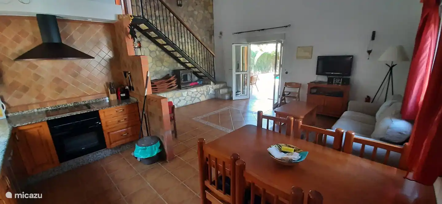 Offene Küche und Wohnzimmer mit Zugang zur Außenterrasse