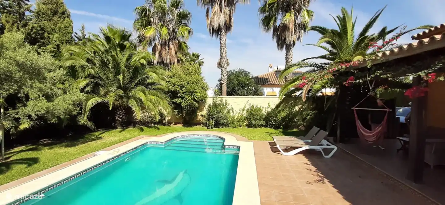 Eigener privater Pool und Außendusche