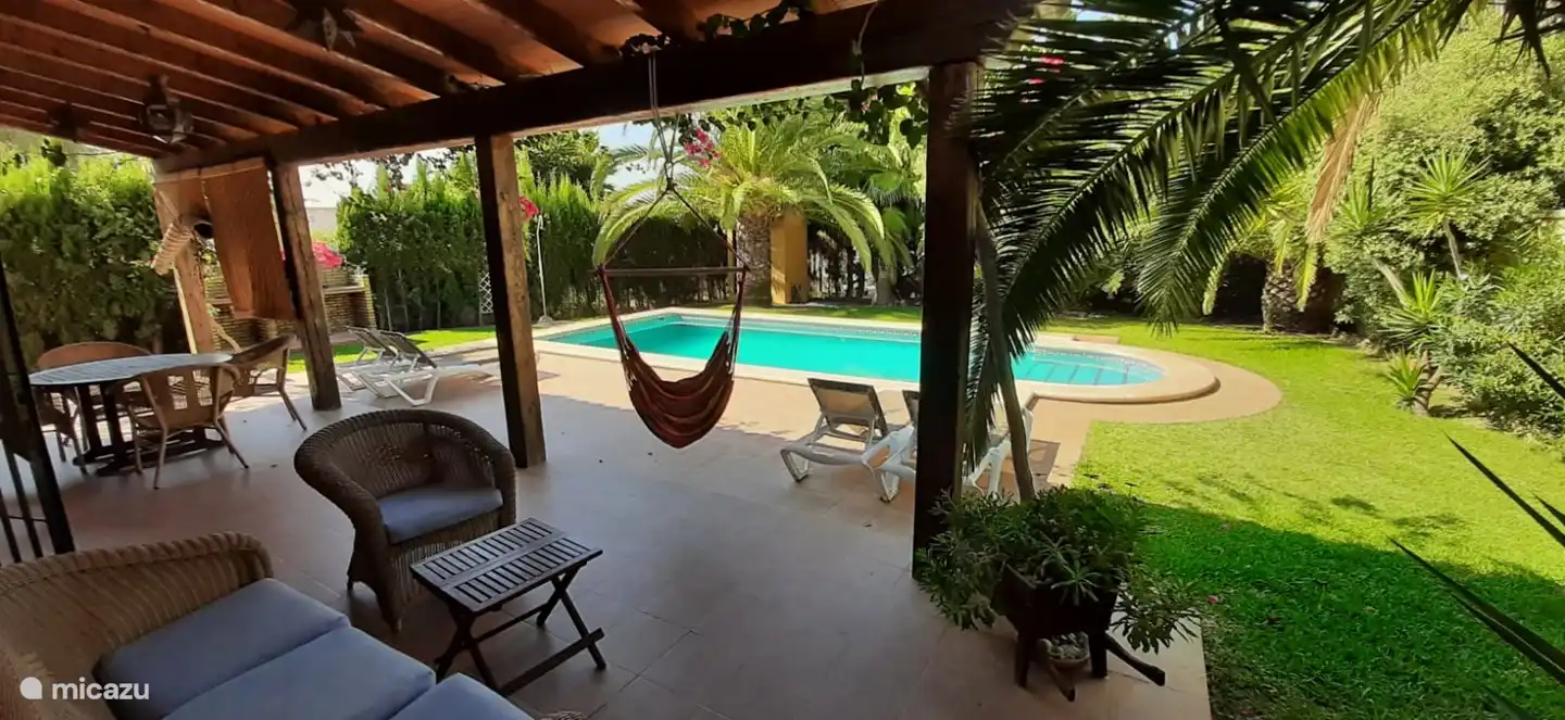 Große Außenterrasse mit Veranda und Außengrill