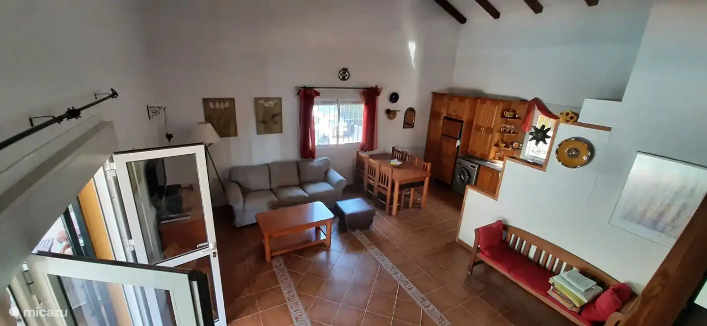 Offene Küche und Wohnzimmer mit Zugang zur Außenterrasse