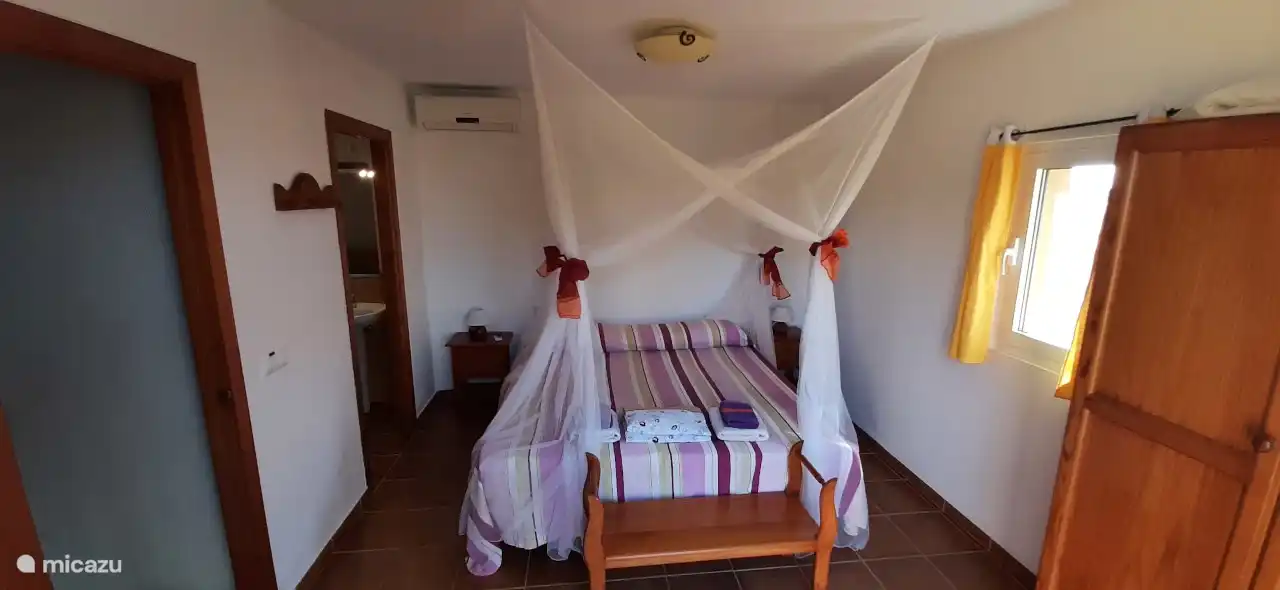 Hauptschlafzimmer im 1. Stock mit eigenem Bad und Dachterrasse