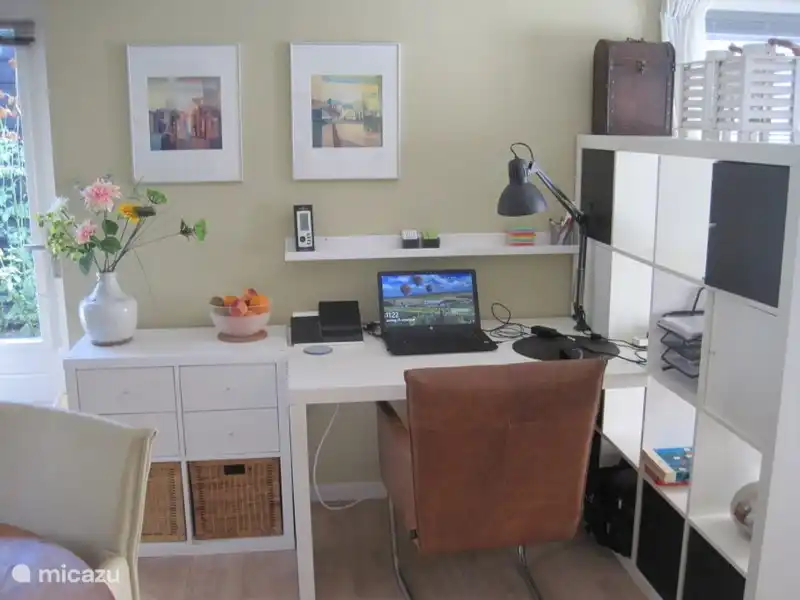 werkhoekje, even privé achter de laptop