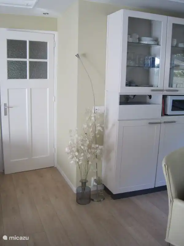 deur naar de hal  en servies kast