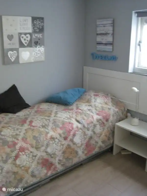 2e slaapkamer met eenpersoonsbed 90x200 + onderschuifbed  