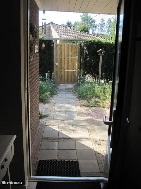  vanuit de hal, pad naar de weg