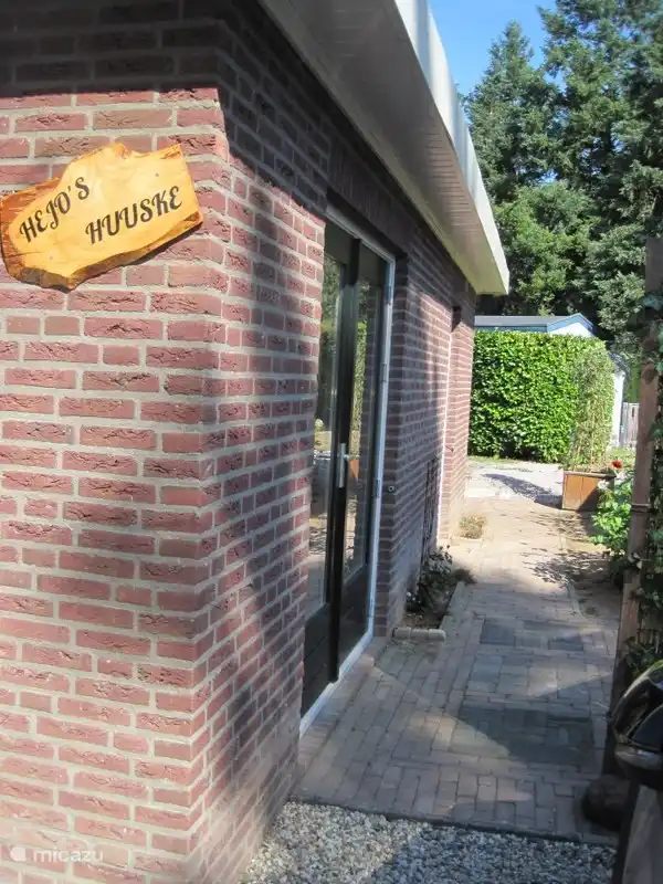 langs het huis, pad naar het schuurtje