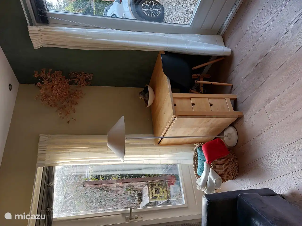 Een extra werkhoekje om bijv. een grote puzzel te kunnen maken, of te tekenen/kleuren of aquarelleren.( puzzels en puzzelmat  aanwezig)