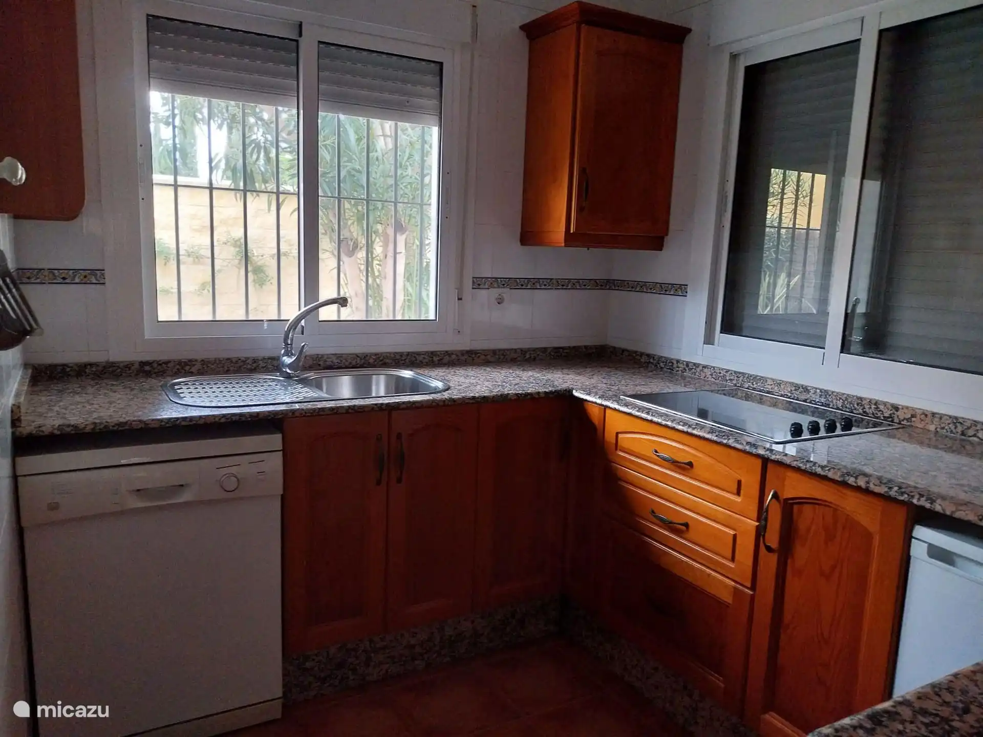 Open keuken met twee koelkasten