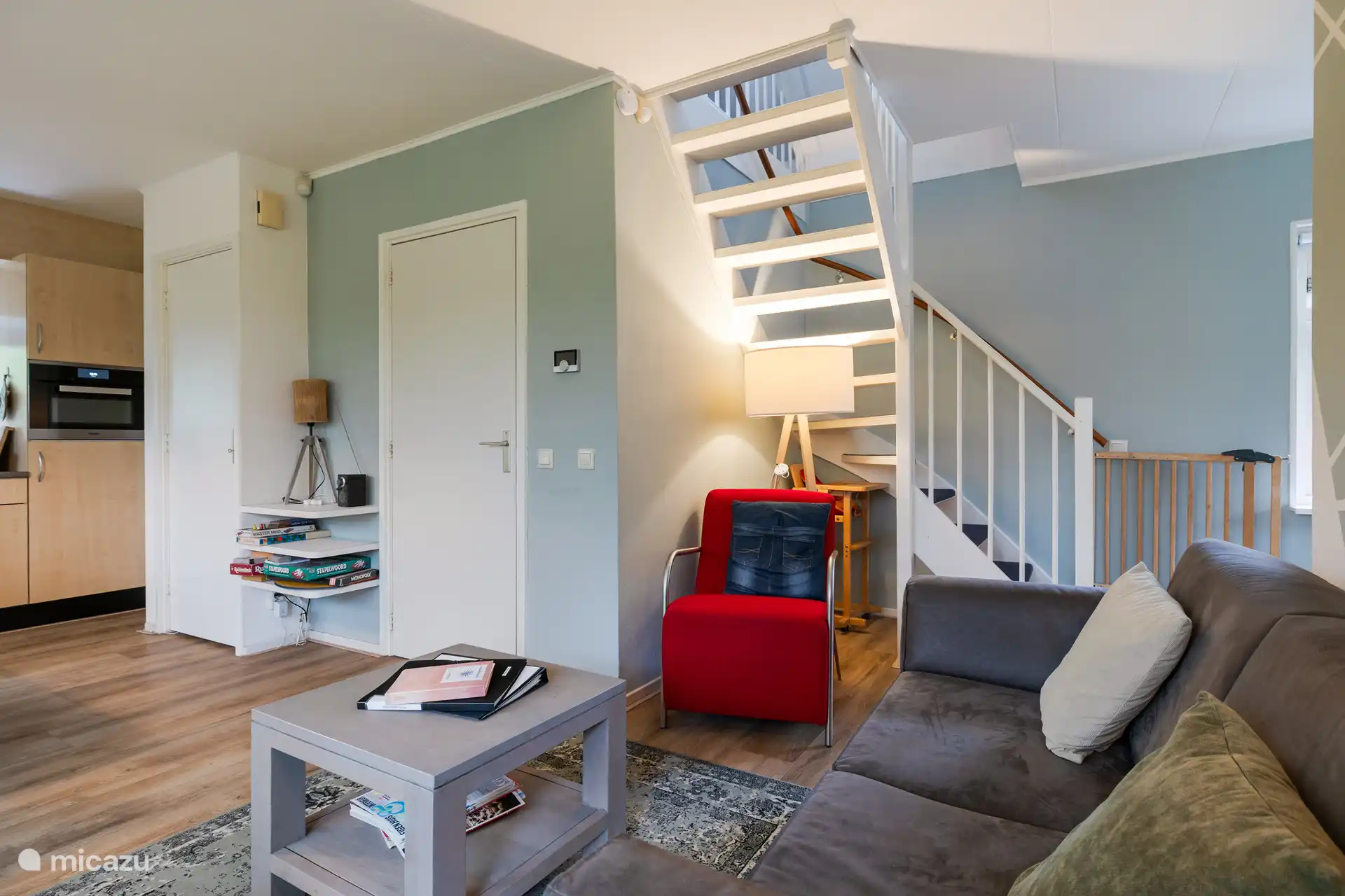 Las escaleras conducen al descansillo de arriba, donde hay un dormitorio a ambos lados.