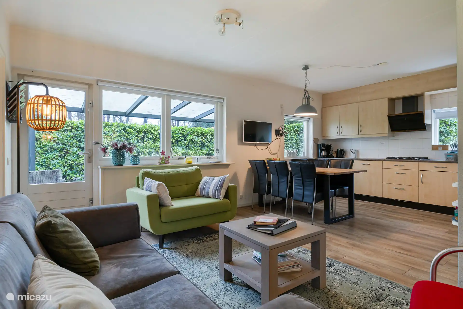 La cocina y el salón son lo suficientemente amplios para estar juntos con seis personas.