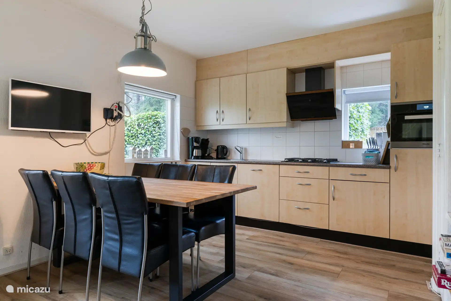 La cocina tiene suficientes muebles para preparar una comida deliciosa.