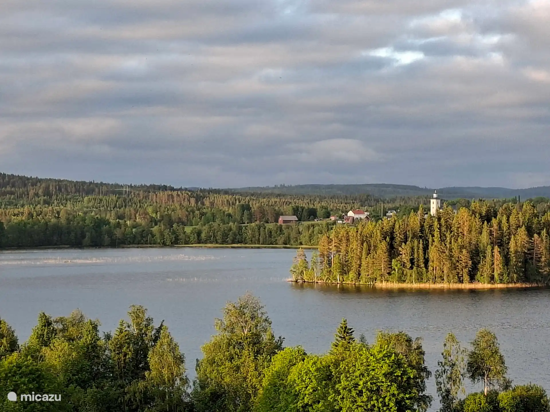 Uitzicht op het meer met het kerkje aan de overkant