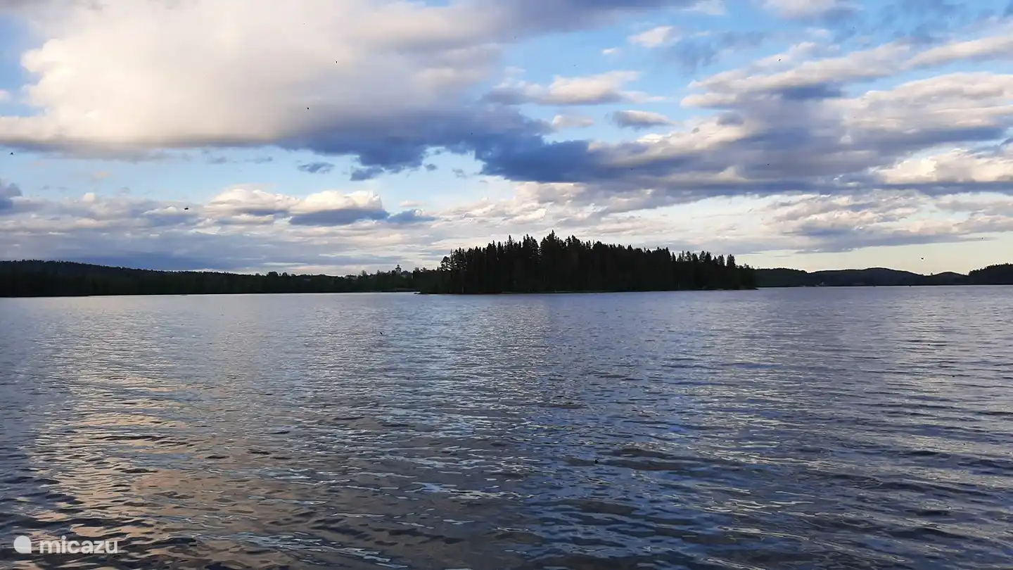 Aan de waterlijn bij het meer onderaan bij het vakantiehuis