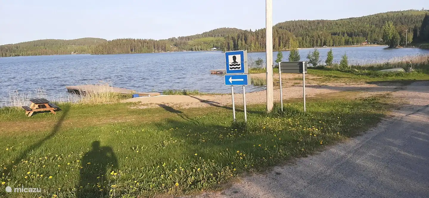 Bij de ingang van het dorp is aan de weg een zwemplek waar men ook de bootjes te water laat