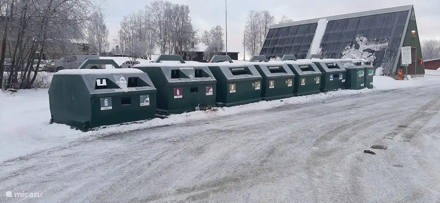 Afvalstation in Gällo: glas, karton en plastic (incl drank- en melkkartons)