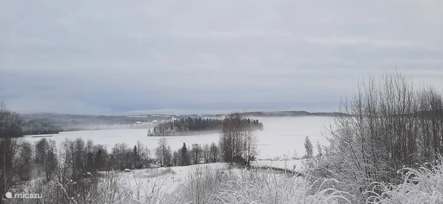 Uitzicht over het meer met opkomende vorst (mist)