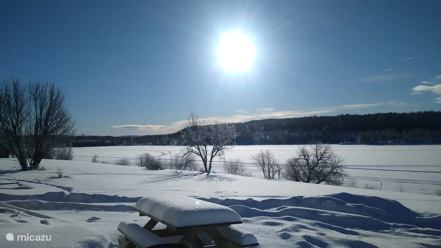 Zicht over het meer nabij Gällö