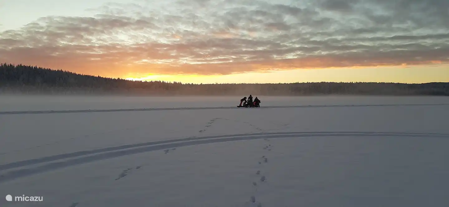 Baantje vegen met hulp van de kids