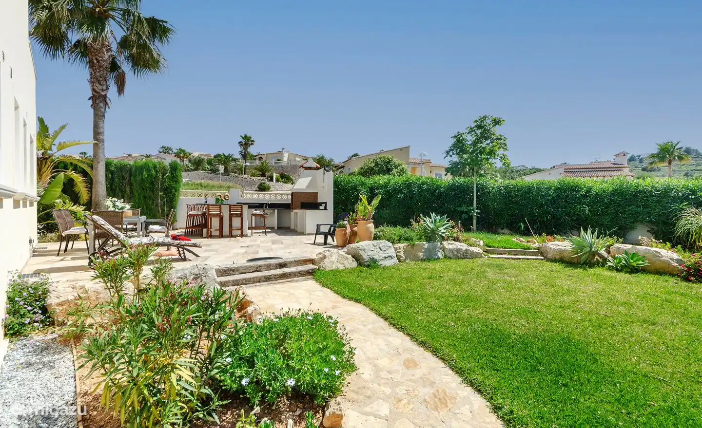 Barbecue avec table et chaises