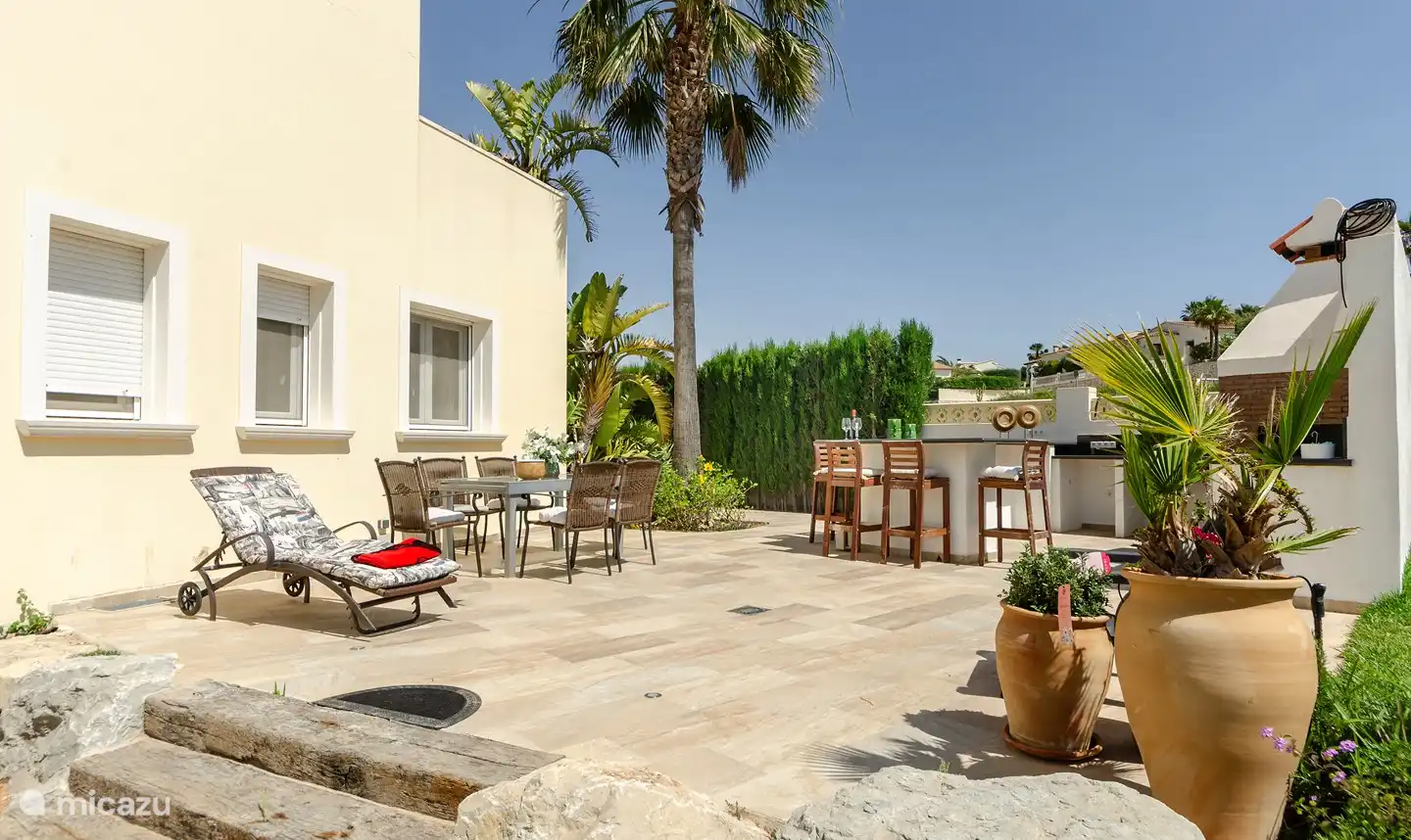 Barbecue avec table et chaises