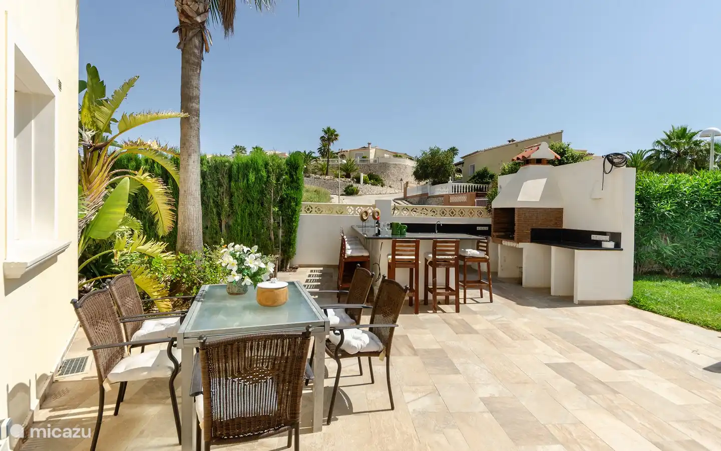 Barbecue avec table et chaises