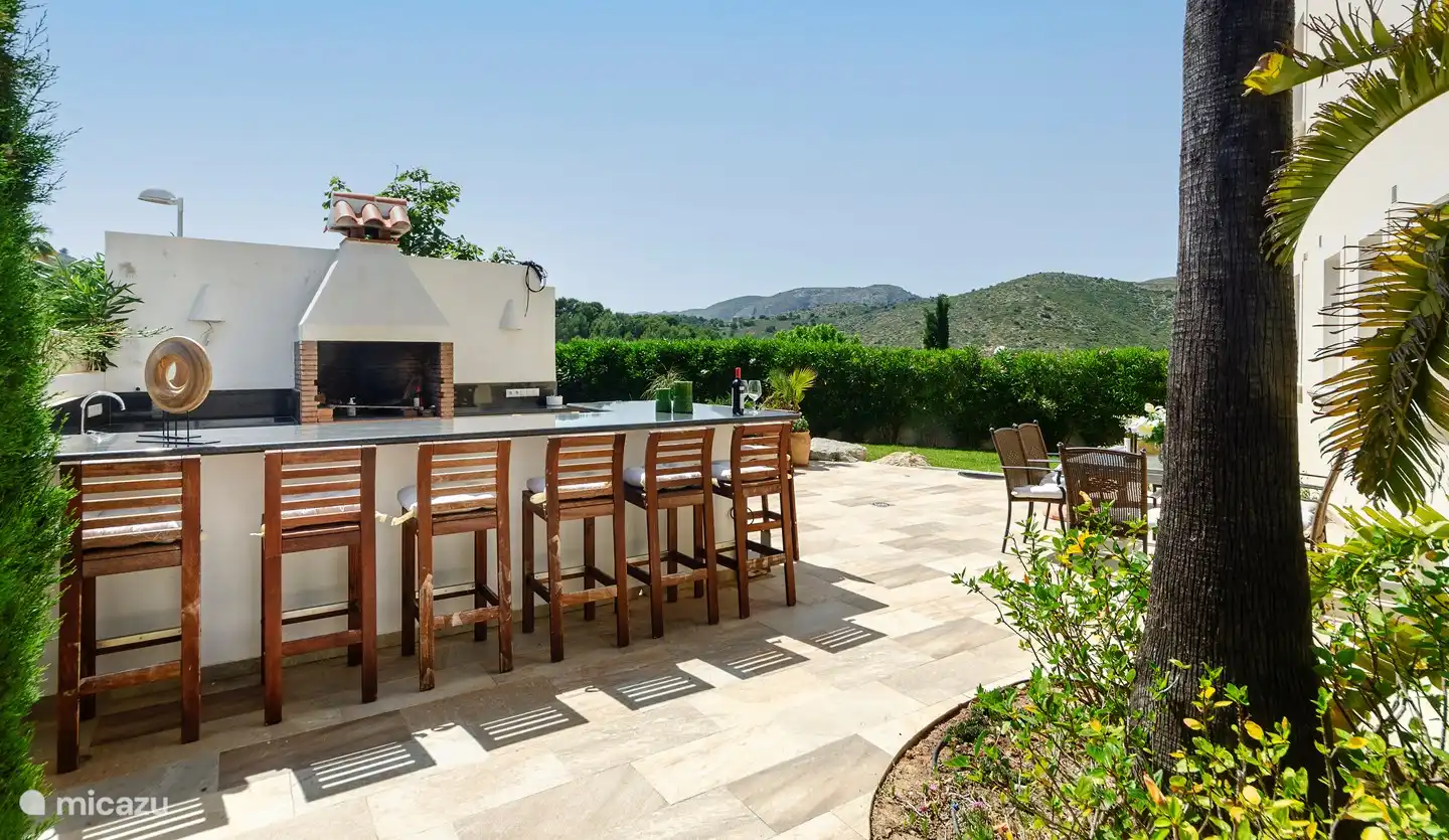 Barbecue avec table et chaises