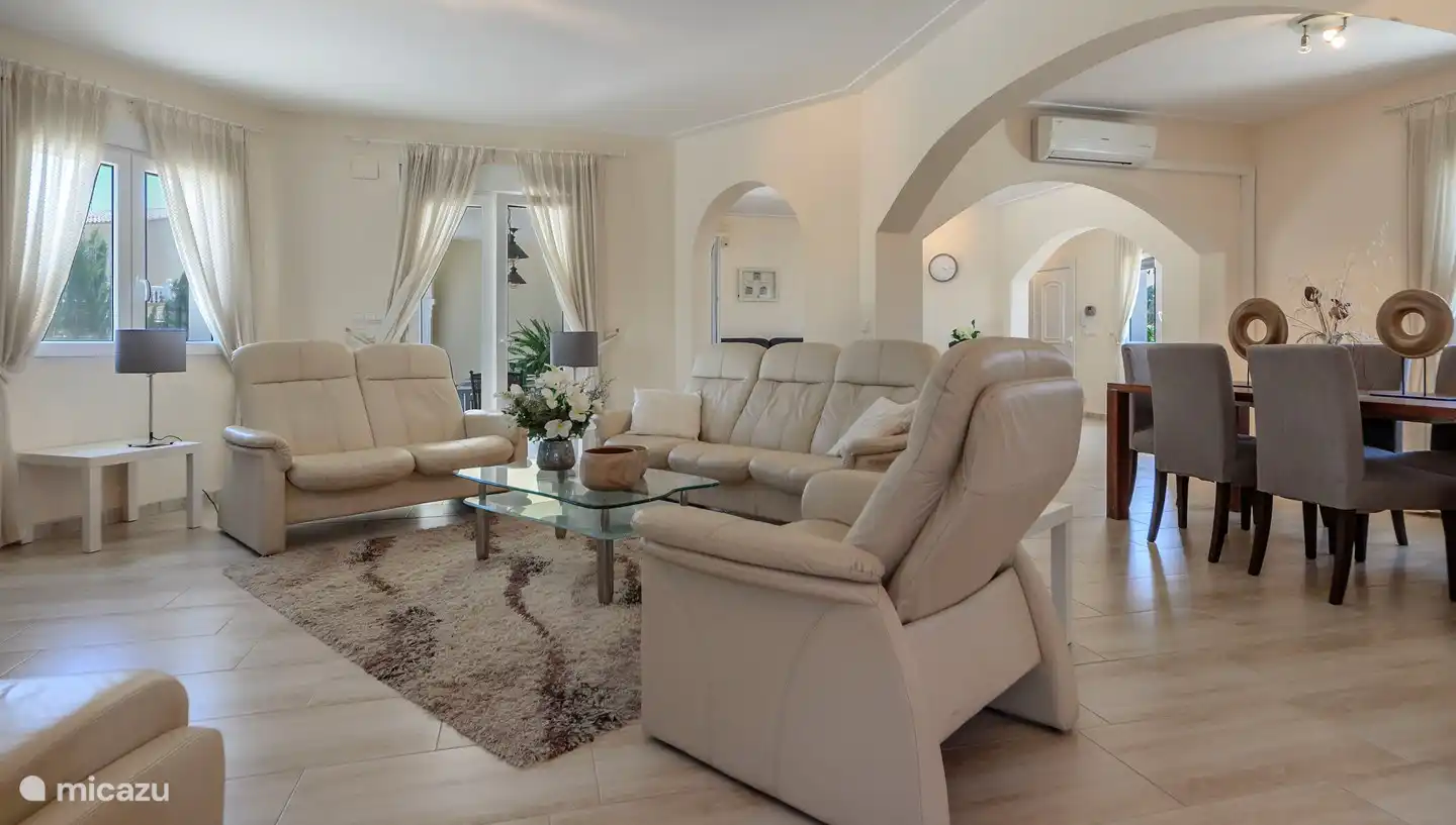 Salon avec TV plasma