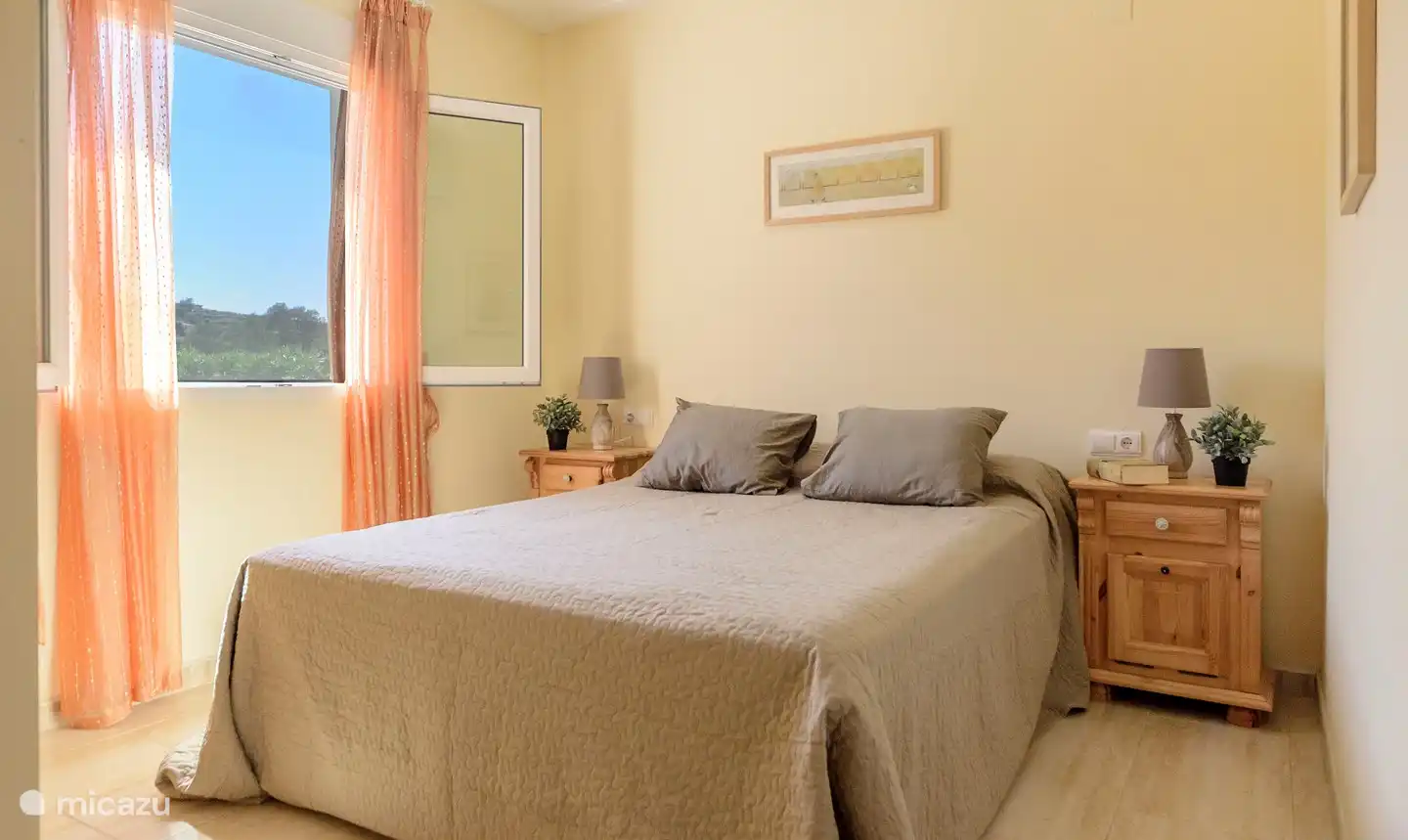 Chambre avec salle de bain attenante et climatisation