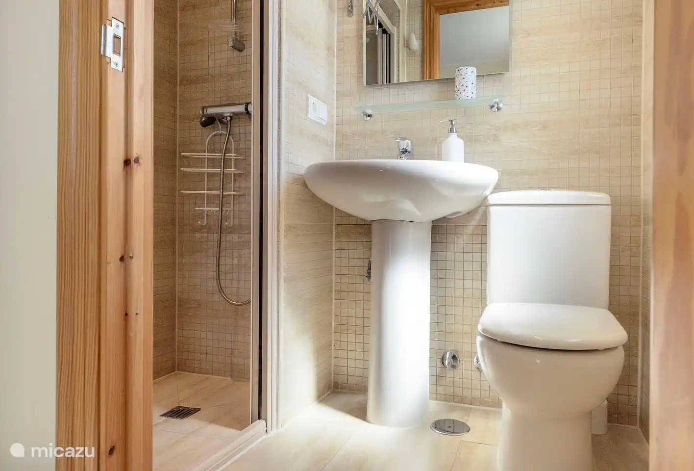 Salle de bain avec douche