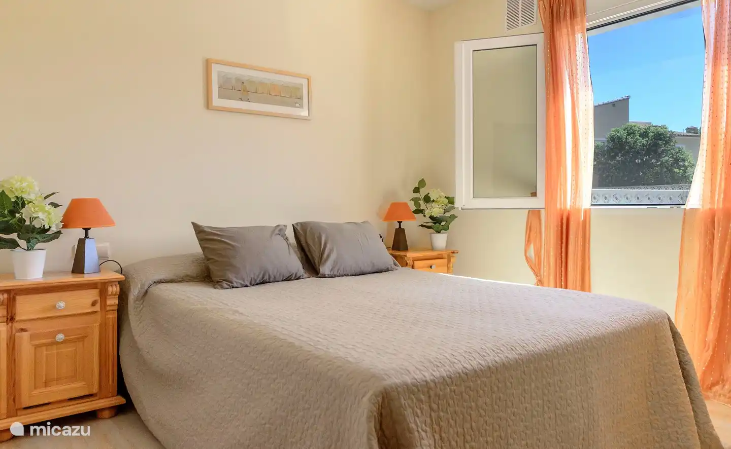 Chambre avec salle de bain attenante et climatisation