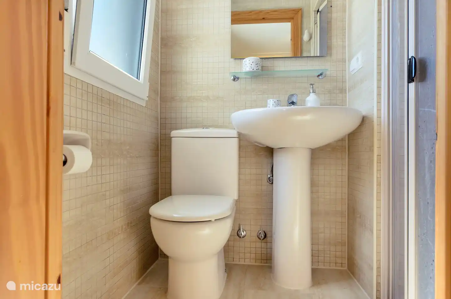 Salle de bain avec douche