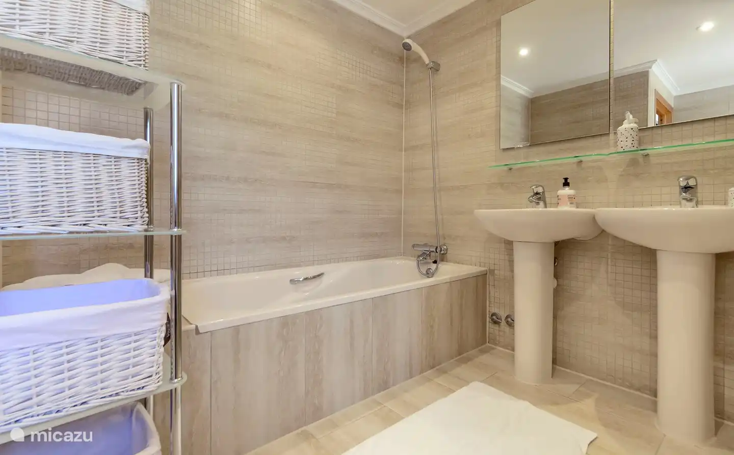 Salle de bain avec baignoire