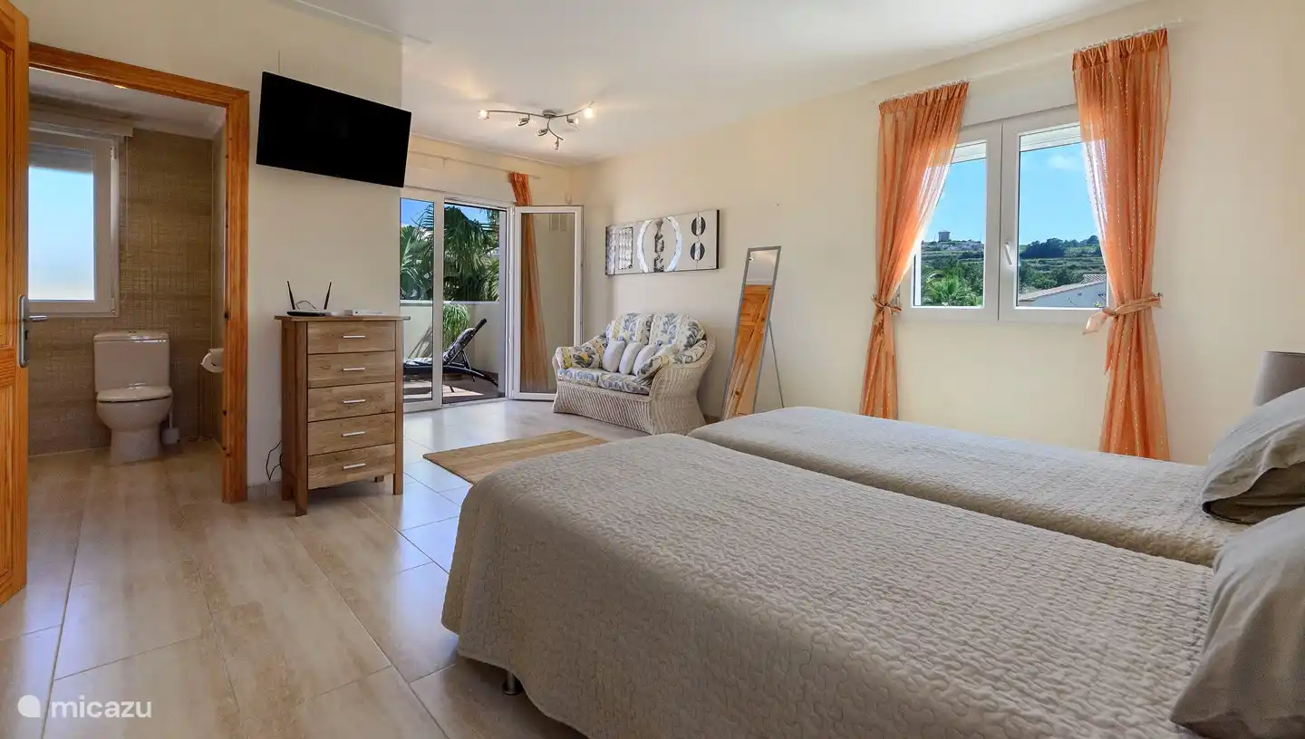 Chambre principale avec salle de bain attenante et climatisation