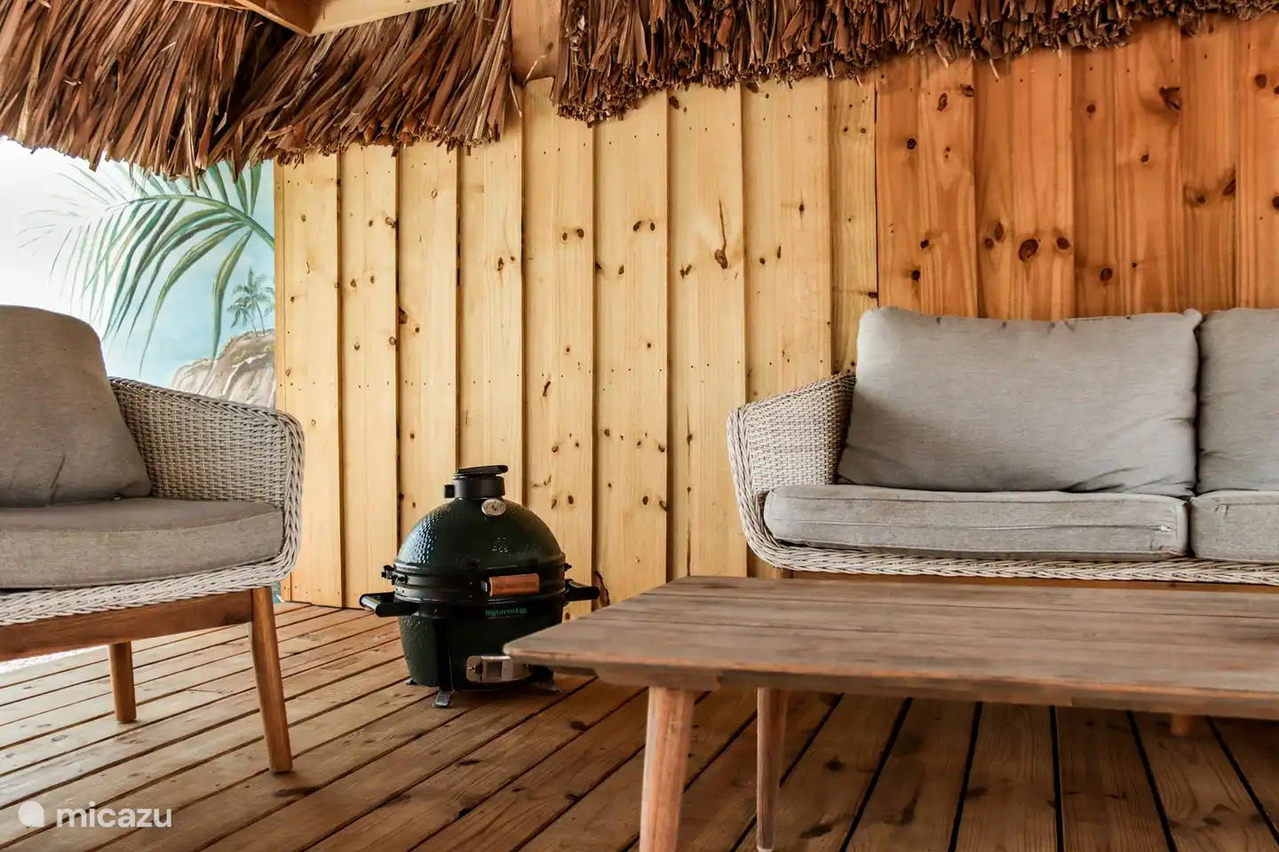 Relajándose bajo la palapa Malibú 