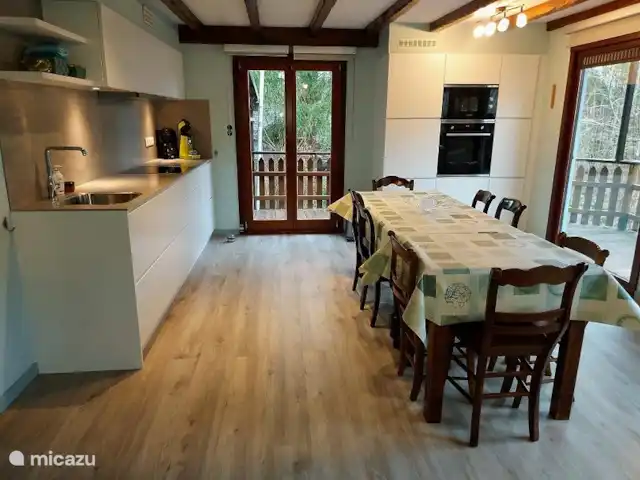 chalet en Bélgica, Ardenas, Barvaux-sur-Ourthe – El Klingelhutte Cocina - mesa de comedor