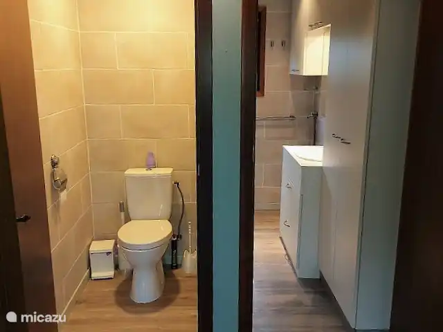 chalet huren in België, Ardennen, Barvaux-sur-Ourthe – De Klingelhütte met gastenverblijf. wc -  badkamer in de chalet