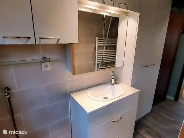 chalet huren in België, Ardennen, Barvaux-sur-Ourthe – De Klingelhütte met gastenverblijf. badkamer in de chalet