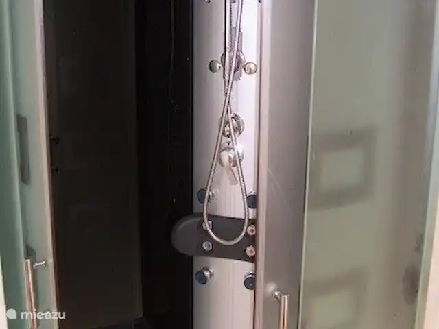 chalet huren in België, Ardennen, Barvaux-sur-Ourthe – De Klingelhütte met gastenverblijf.  gastenverblijf badkamer douche