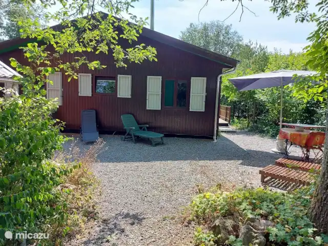 chalet huren in België, Ardennen, Barvaux-sur-Ourthe – De Klingelhütte met gastenverblijf. Tuin achteraan