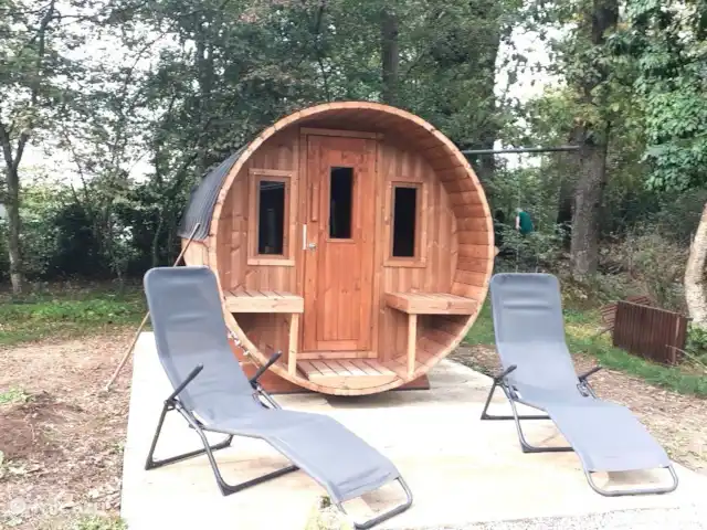 chalet huren in België, Ardennen, Barvaux-sur-Ourthe – De Klingelhütte met gastenverblijf. Barrelsauna achteraan in de tuin