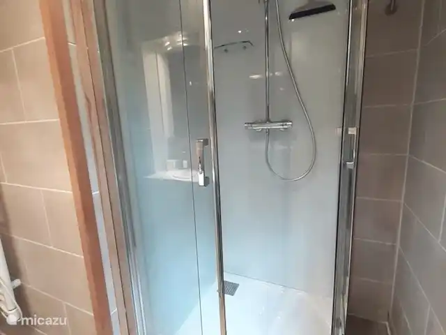 chalet huren in België, Ardennen, Barvaux-sur-Ourthe – De Klingelhütte met gastenverblijf. douche