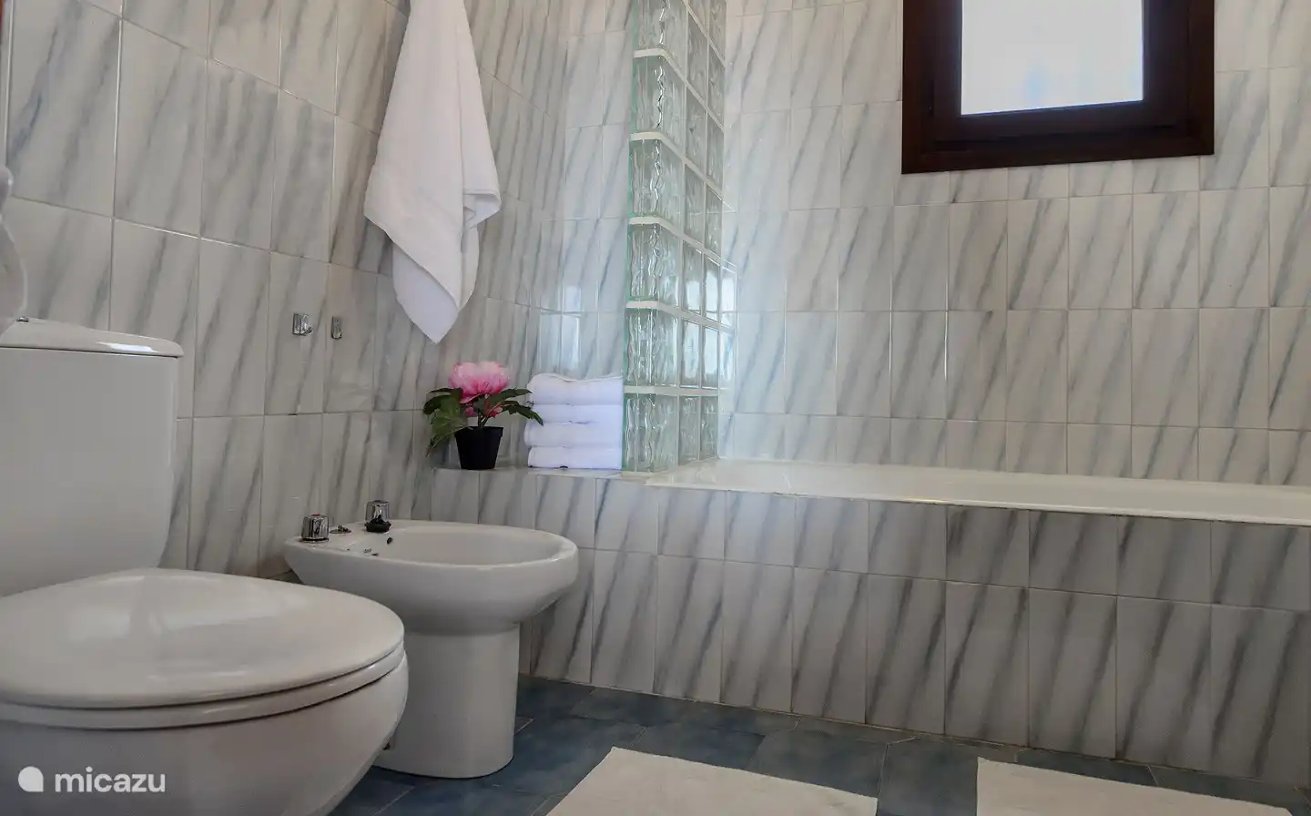 Badezimmer mit Badewanne