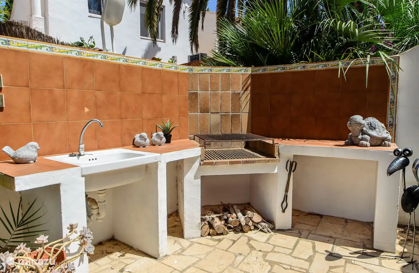 Barbecue mit Tisch und Stühlen